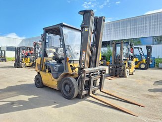 Четырехопорные погрузчики Caterpillar GP25NT