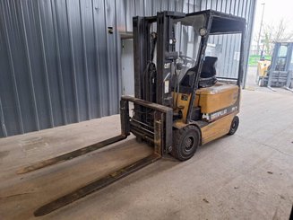 Четырехопорные погрузчики Caterpillar EP25K-PAC