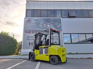 Четырехопорные погрузчики Clark GEX40