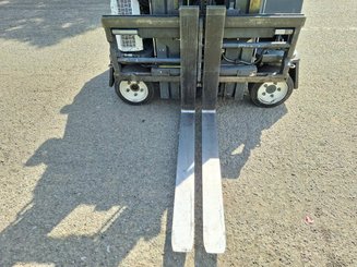 Четырехходовый вилочный погрузчик AMLIFT AGILIFT 25-12-49