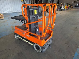 Строительный подъёмник с вертикальной мачтой JLG 10MSP