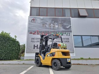 Четырехопорные погрузчики Caterpillar GP30NTD