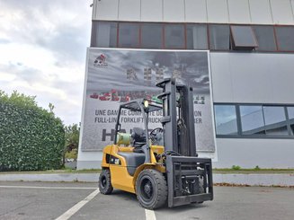 Четырехопорные погрузчики Caterpillar GP30NTD