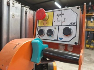 Строительный подъёмник с вертикальной мачтой JLG TOUCAN DUO