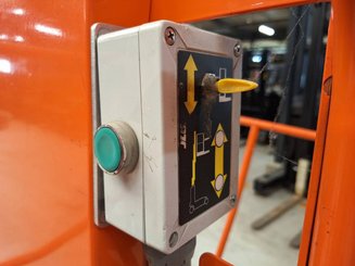 Строительный подъёмник с вертикальной мачтой JLG TOUCAN DUO