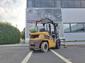 Четырехопорные погрузчики Caterpillar GP30N