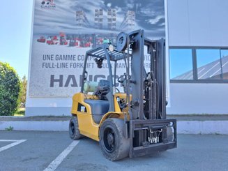 Четырехопорные погрузчики Caterpillar GP30N