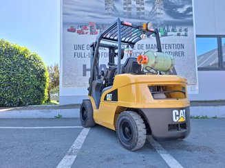 Четырехопорные погрузчики Caterpillar GP30N