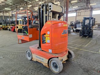 Строительный подъёмник с вертикальной мачтой JLG TOUCAN 8E