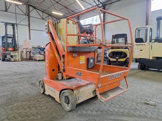 Строительный подъёмник с вертикальной мачтой JLG TOUCAN 8E