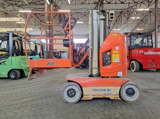 Строительный подъёмник с вертикальной мачтой JLG TOUCAN 8E