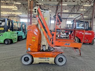 Строительный подъёмник с вертикальной мачтой JLG TOUCAN 8E