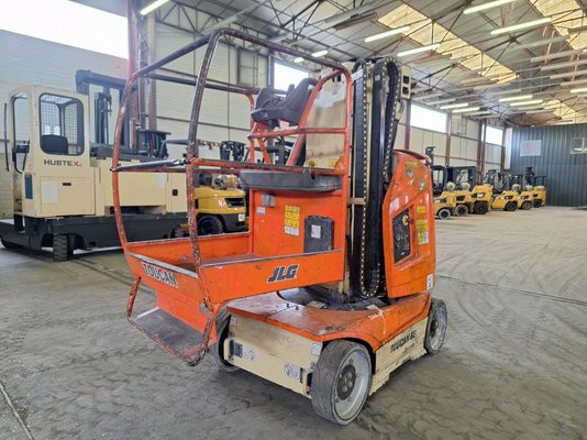 Строительный подъёмник с вертикальной мачтой JLG TOUCAN 8E - 1