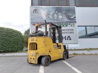 Четырехопорные погрузчики Caterpillar GC55K