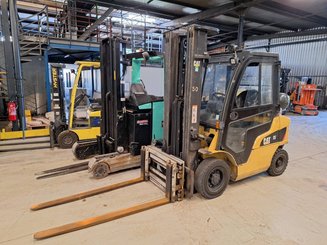 Четырехопорные погрузчики Caterpillar GP25NTD