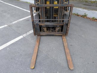 Четырехопорные погрузчики Caterpillar GP25NTD