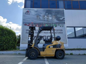 Четырехопорные погрузчики Caterpillar GP30N