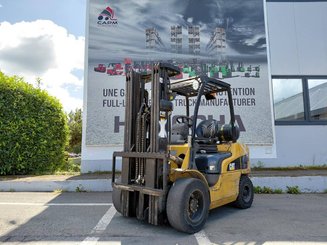 Четырехопорные погрузчики Caterpillar GP30N