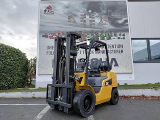 Четырехопорные погрузчики Caterpillar GP30N