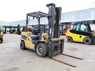 Четырехопорные погрузчики Caterpillar GP30NTD