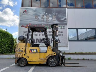 Четырехопорные погрузчики Caterpillar GC40K