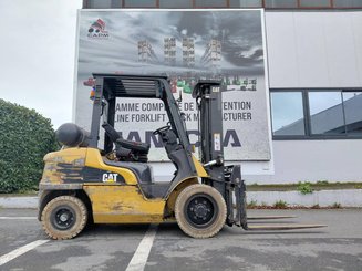 Четырехопорные погрузчики Caterpillar GP30NTD