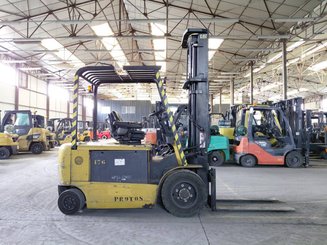 Четырехопорные погрузчики Caterpillar EP30K