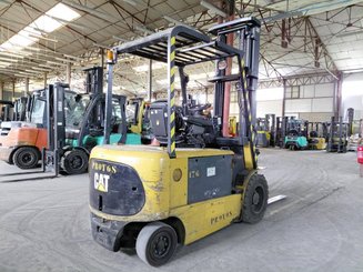 Четырехопорные погрузчики Caterpillar EP30K