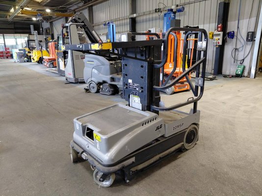 Строительный подъёмник с вертикальной мачтой JLG 10MSP - 1