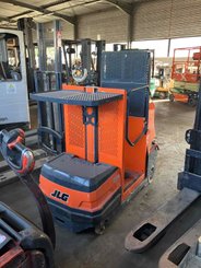 Строительный подъёмник с вертикальной мачтой JLG DSP-M
