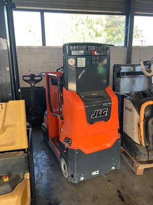 Строительный подъёмник с вертикальной мачтой JLG DSP-M - 1