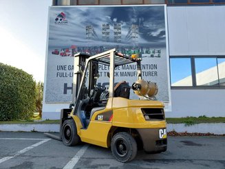 Четырехопорные погрузчики Caterpillar GP30NTD