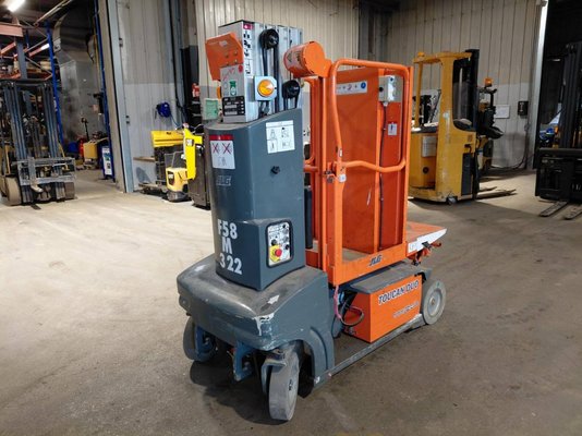 Строительный подъёмник с вертикальной мачтой JLG TOUCANDUO - 1