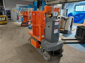 Строительный подъёмник с вертикальной мачтой JLG TOUCANDUO