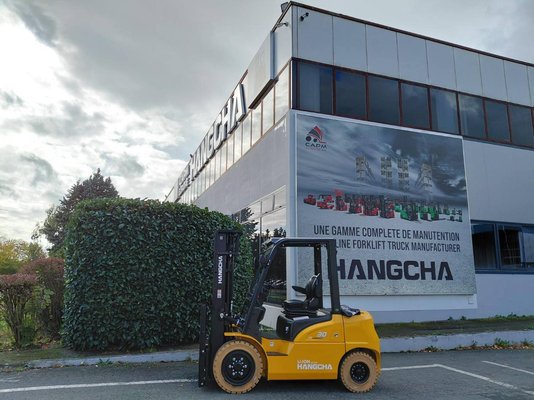 Четырехопорные погрузчики - XE30i ( CPD30-XEY2HA-SI )