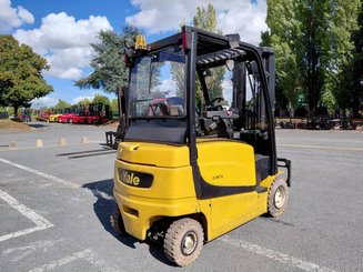 Четырехопорные погрузчики Yale ERP25VL
